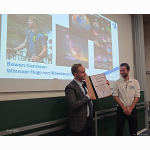 Foto_4_Bowen_Cameron_ontvangt_Hugo_van_Woerdenprijs_foto_JK.jpg